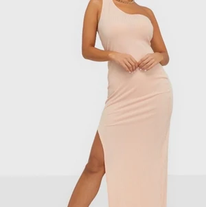 Ljusrosa balklänning - Ljusrosa balklänning i ribbat material En armad och slits Väldigt mjukt och skönt material Strl: S/M (Skickar PostNord 66kr, spårbart)  #balklänning #Sommarklänning #Klänning