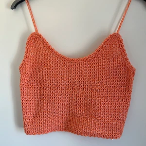 Oranget stickat linne  - Säljer detta superfina stickade linnet från Zara i storlek L med sitter mer som en M, det är starkare färg  verkligen än på bilden 