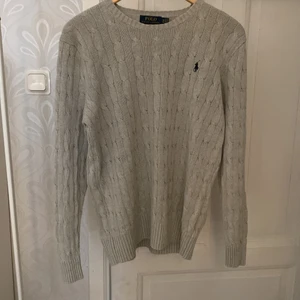Kabelstickad tröja från Polo RalphLauren - Köpt i somras för ca 1200-1300kr, använd 6-7 gånger under vintern. Storlek är M, tröjan är relativt tunn så inget tjockt stickat tyg så perfekt nu till de varma vårdagarna!