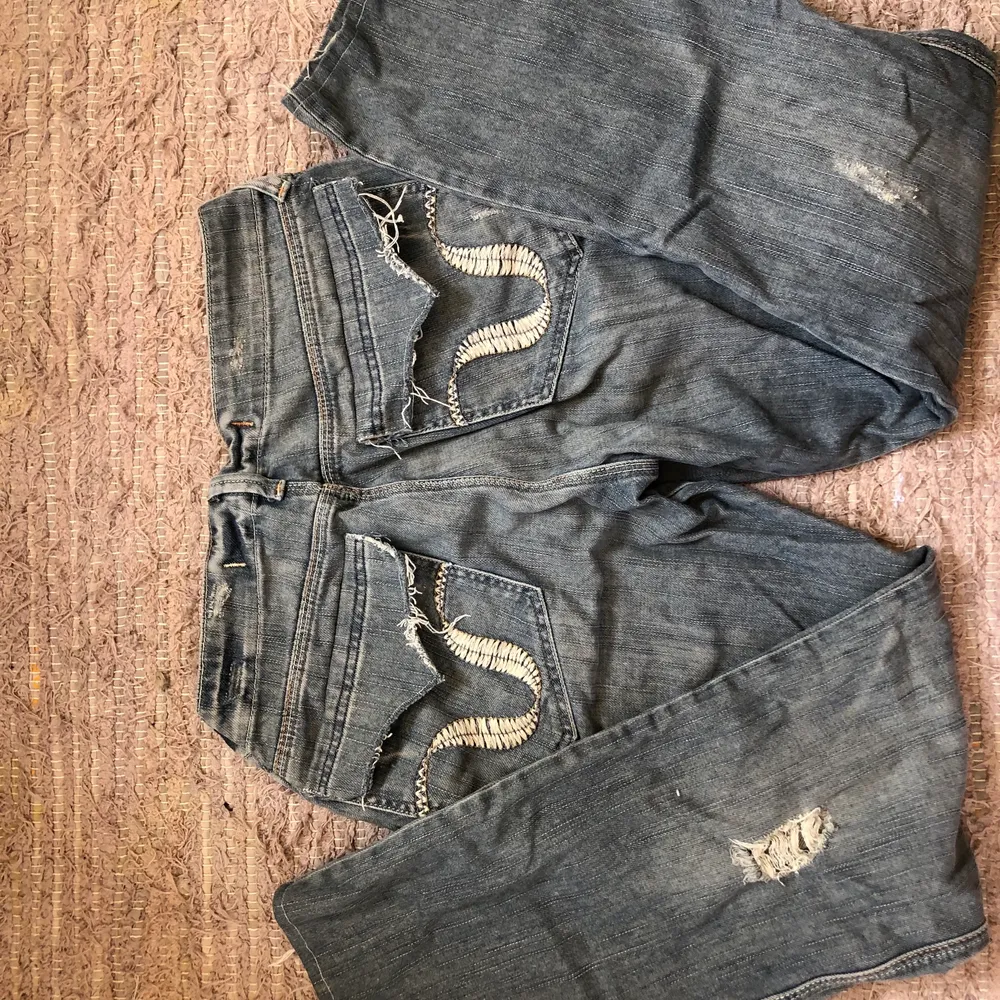 ✨❤️💋Skitsnygga byxor med fickor där back, köpte dessa på en secondhand. En riktigt snygg tvätt och passar till typ allt.✨✨💋❤️. Jeans & Byxor.