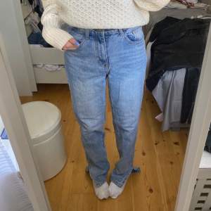 Blåa jeans med slits 💙💙