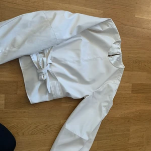 Långärmad aktiv tröja från NAKD - En långärmad tröja från NAKD i mareeial skin eller läder, osäker😂 jag har använt denna endast en gång, har klippt bort lappen då jag är ens ådan person som ogillar att ha kvar de. Den är större och nästan lite pösig i ärmarna. Jag tycker personligen att denna är jätte fin på men inte min stil, pris: 100/150 + inkl frakt🤍