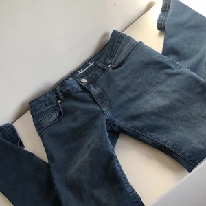 Lågmidjade jeans  - Ett par jätte snygga lågmidjade jeans som är åt de mörkblåa hållet. Är 1,57 lång ungefär och dom är perfekt i längden för mig.