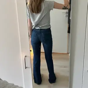 Mörkblå jeans med slits från Zara i storlek 34. Är 172 cm och är perfekta i längd på mig. Aldrig använda.