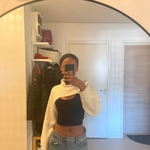 Fin vit topp!  - Säljer min vita topp som man kan ha över en annan mindre topp, säljer på grund av fel storlek💕. För mer frågor eller bilder är det bara att komma privat💕