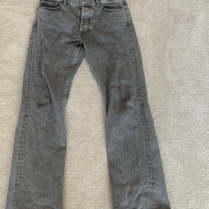 HOPE RUSH DENIM Grå strl 30 - Hopes gråa variant, denna färgen säljs inte längre. Den lilla fickan där fram är sliten samt byxmynningarna. Dock ingenting som syns/ tänks på. 