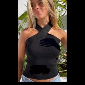 Korsad topp - Säljer denna fina korsade toppen från NA-KD. Perfekt både nu till sommaren och till fest, men jag känner inte längre att jag har någon användning av den! 💖💕☀️ (första bilden är lånad) Köp direkt för 130kr