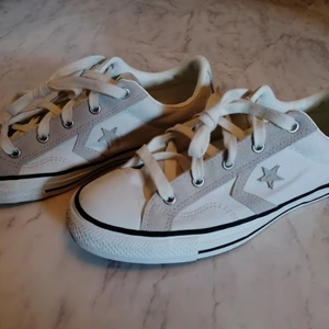 Converse skor  - Säljer mina vita converseskor eftersom att det var ett ganska onödigt köp som jag inte har använt mer än en gång (: Skolåda ingår ej då jag råkade slänga den, köparen står för frakten.