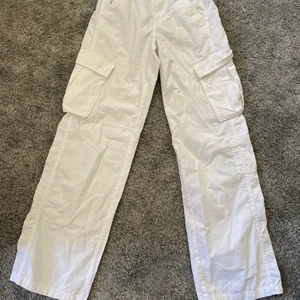 Cargobyxor - Vita cargobyxor från H&M. Aldrig andvända. Stl xs. Ny pris 200kr.