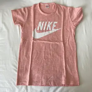 Rosa Nike t-shirt köpt för 200kr