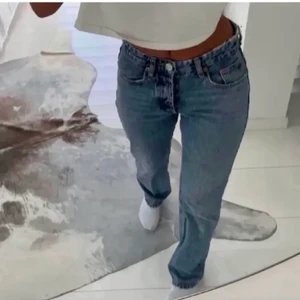 Zara jeans  - Super fina och trendiga jeans från zara💕 använda 2 ggr ny skick,