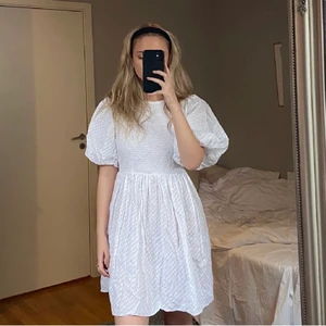 Vit klänning  - En klänning jag köpt här på plick men säljer vidare då jag såg fel storlek så den var för stor. Klänningen är helt ny! 🌸 Funkar på någon som har 38/40