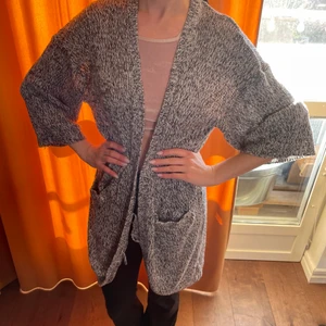 Gosig stickad tröja med fickor  - Fin och bekväm loungetröja. 