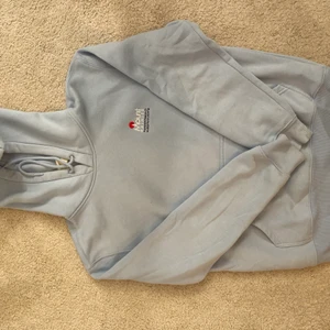 Ljusblå hoodie - Ljusblå hoodie från HMs manavdelning. Bra skick och superskön💙