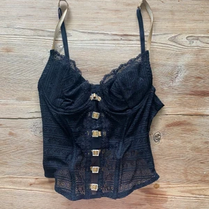 Korsett topp vintage y2k - Superfin korsett topp som tyvärr inte passar mig!! Uppskattad storlek 75B.                                                           🦋💞skickad spårbart, samfraktar vid köp av flera plagg! Tveka inte på att höra av dig vid fler frågor!💞🦋