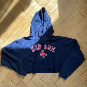 red sox cropped hoodie - croppad hoodie, köpt på second hand, storlek M