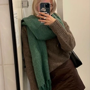 En ball grön halsduk <3 - Den här superfina gröna halsduken fick mamma på sin 40års-dag, tyvärr så använder hon typ aldrig halsdukar. Så hon fråga mig om jag ville ha den, och jag har använt den några få gånger. Men jag har tröttnat lite och vill helst gärna byta ut den mot något ist för att sälja den ! Så skriv till mig i DM om någon är intresserad av den, ta hand om er <3