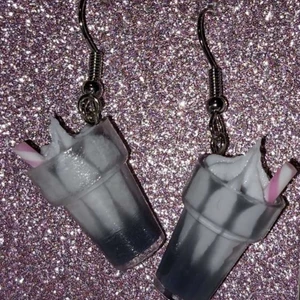 Milkshake Grå/Svart - Milkshake Grå/Svart Matrial:Plast Längd 2,6cm Bredd:1,1cm kan fås som Örhängen om man vill säg till så fixar jag det
