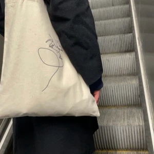 Totebag - Vårt UF-företag säljer tygkassar av 100%återvunnet material och med miljövänliga tryck💗just nu är det rea så passa på att fynda denna fina kasse som är perfekt till skolan, jobbet eller varför inte till träningen😍