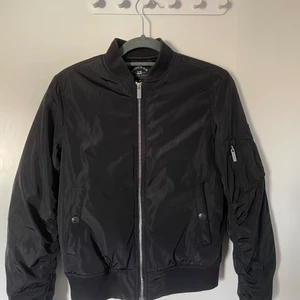 Svart bomberjacka stl xs - Svart bomberjacka från Crocker stl xs, lätt vadderad. Använd några fåtal gånger!💕 Köparen står för frakten.