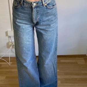 Monki jeans - Jeans från Monki som jag använt bara en gång. De är för långa för mig som är 163 cm. Innerbenlängd 79 cm
