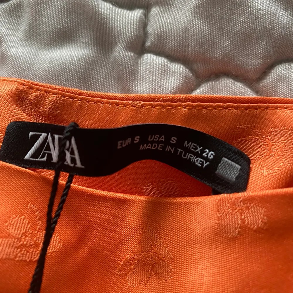 Säljer en jättefin orange kjol från Zara. Aldrig använd och prislappen finns kvar. Köpt för ett år sedan för 259kr.. Kjolar.