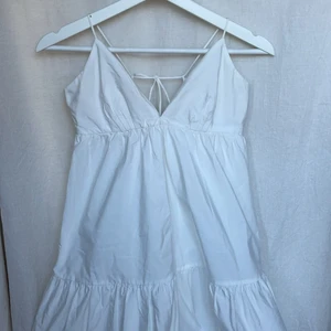 Vit Zara klänning  - Jag säljer denna vita klänningen från Zara i storlek M, passar dock xs/s✨✨ Klänningen är i bra skick och endast använd några gånger. Köparen står för frakten!