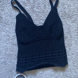 svart virkad topp - superfin virkad topp, köpt på kreta i somras så går ej att få tag på i sverige! aldrig använd av mig, säljer just pga det💕