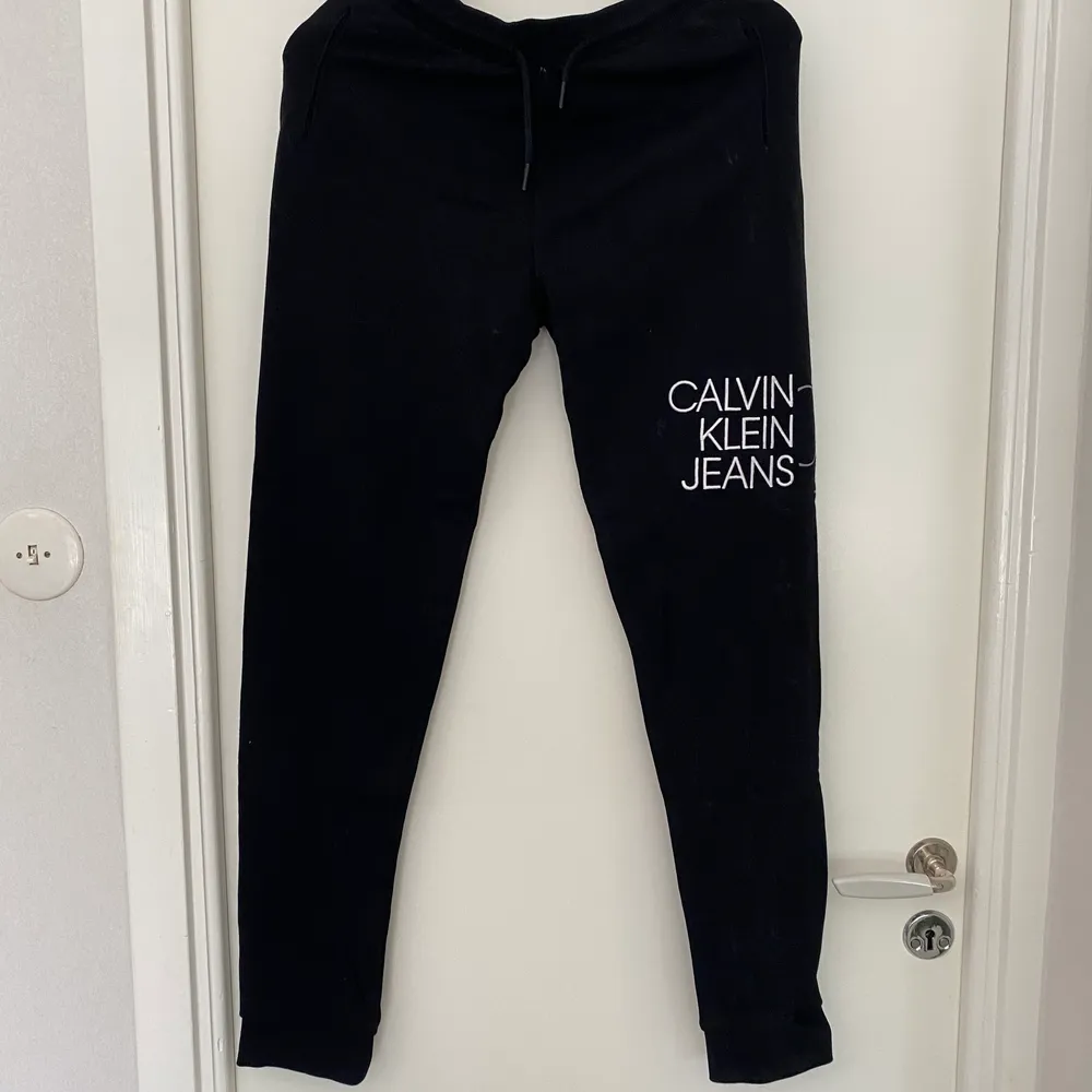 Super fina och sköna Calvin Klein mjukis byxor. Passar XS-S. . Jeans & Byxor.
