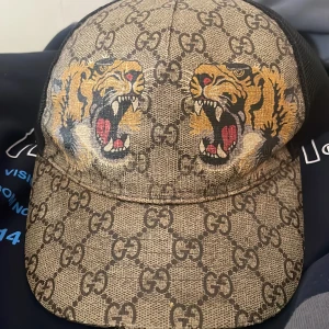 Gucci keos - Gucci keps har haft i 1år nu skicket är väldigt okej , skriv för mer bilder