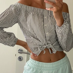 Top - Off shoulder skjorta/top frn tally weijl som aldrig använts  Storlek S Går att knäppa så långt upp eller ner man vill och knyta runt midjan vid önskad mängd 