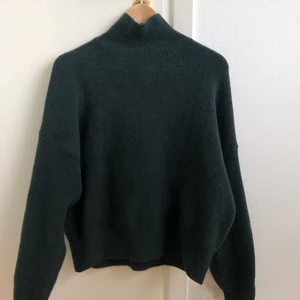 Stickad tröja - Superfin stickad tröja i en härlig mörkgrön färg😊 köpt från Zara för två år sen, sparsamt använd och i fint skick😊 köparen står för frakt❤️