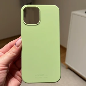 Holdit - Holdit mobilskal i fin ljusgrön/mintgrön färg. Passar till iPhone 12. Som nytt, använt ca 2 gånger💚😃 nypris 149