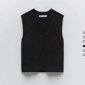 Stickad väst zara  - Svart stickad väst från zara som inte säljs längre!  Nästan helt oanvänd, i nyskick!  Köparen står för frakt! 