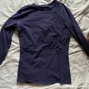 Långärmad topp - Marinblå/lila topp från secondhand som är för liten för mig. Storlek står ej men skulle gissa på storlek S eller xs. Fläck på framsidan och klippta tummhål. Om du har några frågor så är det bara att kontakta! :)
