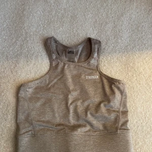 Träningstopp  - En träningstopp från Stronger, lite längre än dem vanliga topparna och sitter på plats!💕 Köparen står för frakten!