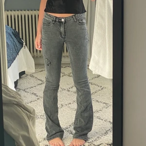 Gråa jeans  - Hej säljer dessa supersnygga jeans pågrund av att de inte kommer till användning  