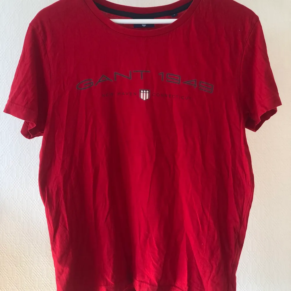 En röd Gant t-shirt i storlek S. Storleksmässigt så är den lite ”loose” i passformen❤️. T-shirts.