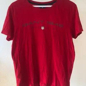 En röd Gant t-shirt i storlek S. Storleksmässigt så är den lite ”loose” i passformen❤️