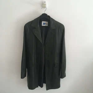 Mörkgrön läderrock, vintage - Mörkgrön läderrock av märket ”Vera Pelle”. Thriftad i Sthlm för ett år år sedan. Sitter som storlek small.