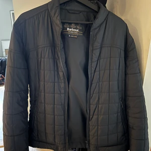 Barbour international jacka - Säljer en fin Barbour jacka herr, storlek XL men passar mer en L  Jättebra skick, inga skador eller dyl. 