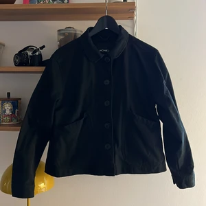 Jacka från Monki - Svart skjortjacka från Monki, storlek small. 