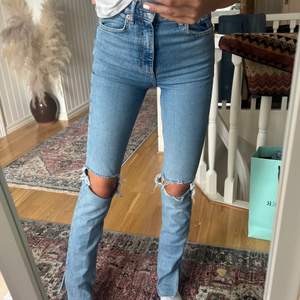 Säljer dessa jeans från zara, använda men i nytt skick, hör av dig om du undra på nått💗