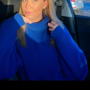 Kornblå oversize stickad - Jättefin blå stickad tröja! Lite oversize i modellen så passar alla skulle jag säga, och kragen går att få bredare!