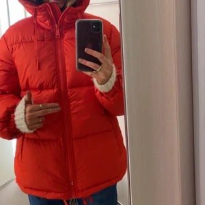 Hm jacka  - as ball vinter jacka ifrån Hm!! Stor och röd och nästan aldrig använd från i vintras, så mysig❤️❤️