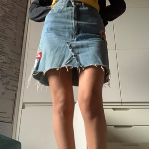 Blommig jeanskjol från Zara - Säljer den här söta kjolen från Zara eftersom att den inte använts så mycket. Den har fina detaljer och passar storlek XS och/eller storlek 24🌺