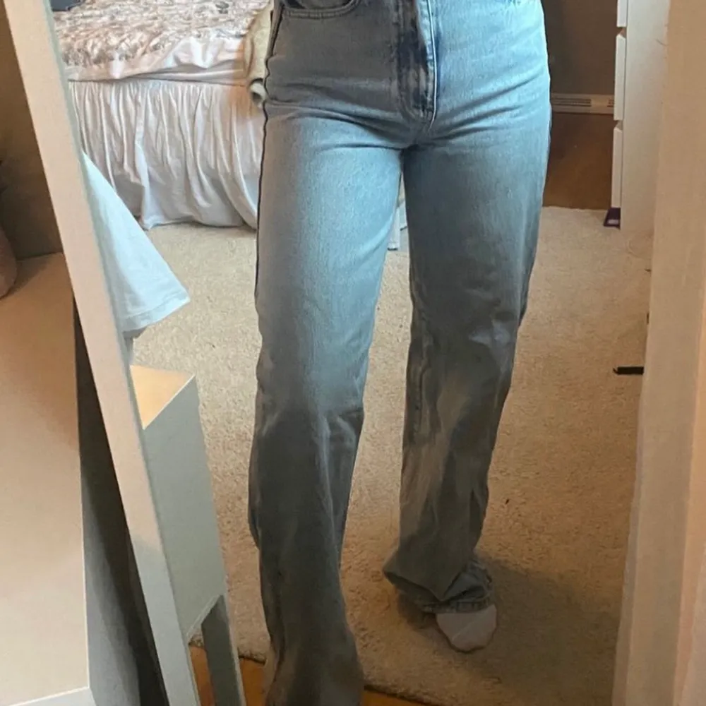 Jeans från ginatricot i modellen Idun. Helt oanvända eftersom dem var för långa på mig som är 159 cm. Storlek 34.. Jeans & Byxor.