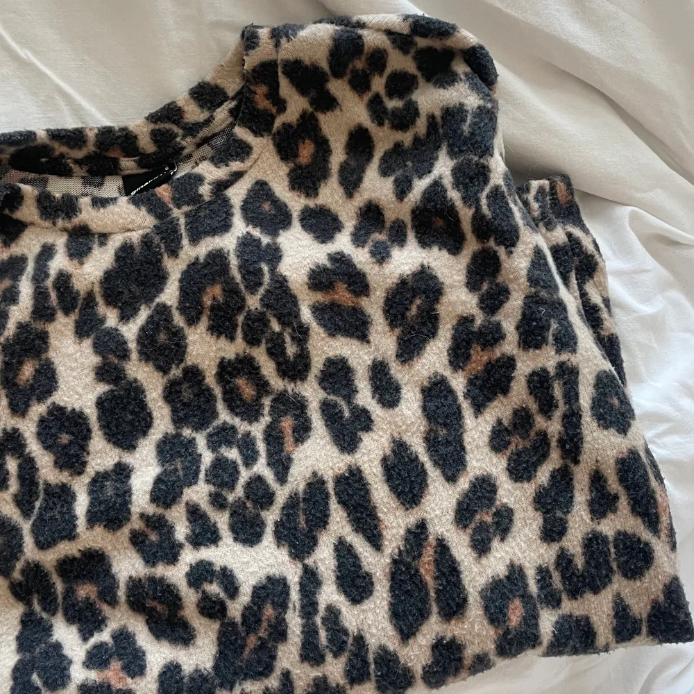 Super skön leopard tröja från Gina Tricot som tyvärr inte kommer till användning längre 🤎 Säljs till högsta bud 💕. Tröjor & Koftor.