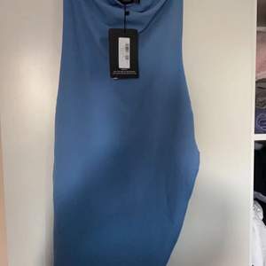 Oanvänd blå klänning från plt