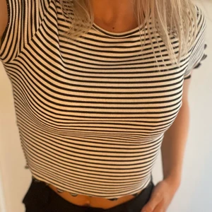 Svartvit top - Sparsamt använd, inga fläckar, i bra skick. Halva priset än i affär, osäker om den fortfarande säljs. 